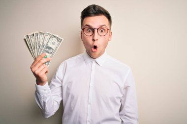 Kafkasyalı yakışıklı bir iş adamı elinde bir sürü banknot tutuyor. Şaşırmış bir yüz ifadesinden korkuyor ve heyecanlanıyor.