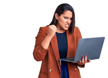 Genç, güzel esmer kadın dizüstü bilgisayar kullanıyor öfkeyle bağırıyor, öfkeyle bağırıyor ve el kaldırıyor. 