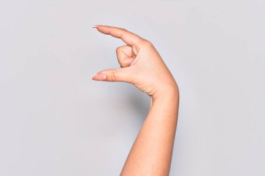 Görünmez şeyi alıp götüren, parmaklarıyla boşluk gösteren beyaz bir kadının eli.