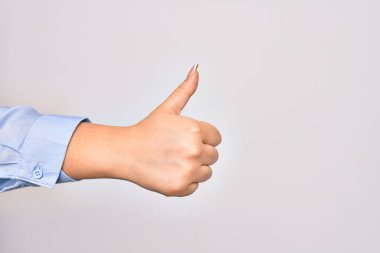 Kafkas 'lı genç bir kadın el işareti yapıyor. Başparmağıyla izole edilmiş beyaz arka plan üzerinde.