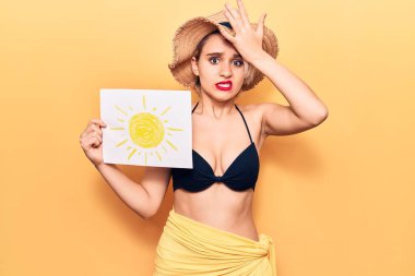 Bikini giyen güzel sarışın kadın ve güneş tutan yaz şapkalı kadın gergin ve hayal kırıklığına uğramış, şaşırmış ve kızgın yüzlü. 