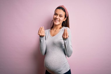 Genç, güzel bir kız hamile, pembe bir geçmişi var. Elleriyle para hareketi yapıyor. Maaş istiyor, milyonerlik işi istiyor.