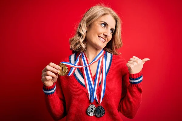 Μέση Ηλικία Όμορφη Ξανθιά Επιτυχημένη Γυναίκα Κερδίζει Μετάλλια Πάνω Από — Φωτογραφία Αρχείου