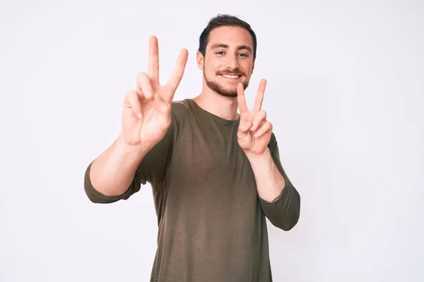 Joven Hombre Guapo Con Ropa Casual Sonriendo Mirando Cámara Mostrando — Foto de Stock