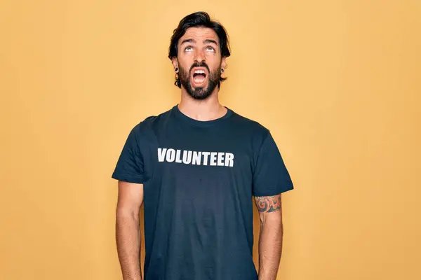 Jovem Bonito Homem Voluntário Hispânico Vestindo Camiseta Voluntária Como Cuidado — Fotografia de Stock