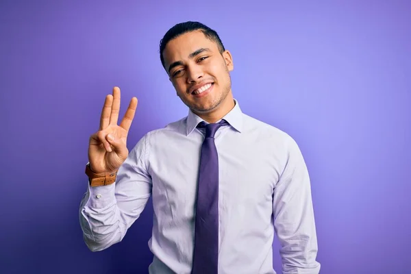 Jovem Empresário Brasileiro Vestindo Gravata Elegante Sobre Fundo Roxo Isolado — Fotografia de Stock