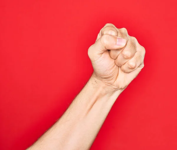 用手指捂住孤立的红色背景的高加索年轻人的手 做抗议和革命手势 用拳头表达力量和力量 — 图库照片