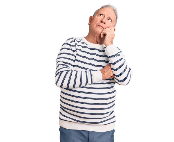Starszy Przystojny Siwowłosy Mężczyzna Noszący Luźny Sweter Paski Poważna Twarz — Zdjęcie stockowe