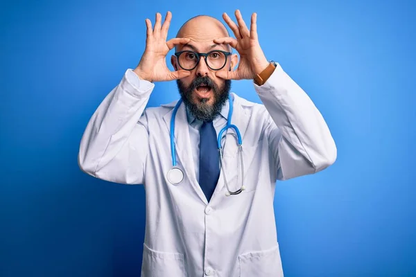 Όμορφος Φαλακρός Γιατρός Γενειάδα Φορώντας Γυαλιά Και Στηθοσκόπιο Πάνω Από — Φωτογραφία Αρχείου