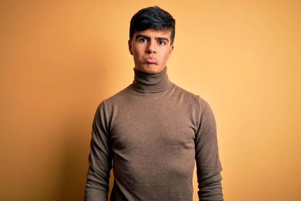 Jovem Homem Bonito Vestindo Camisola Gola Alta Casual Sobre Fundo — Fotografia de Stock