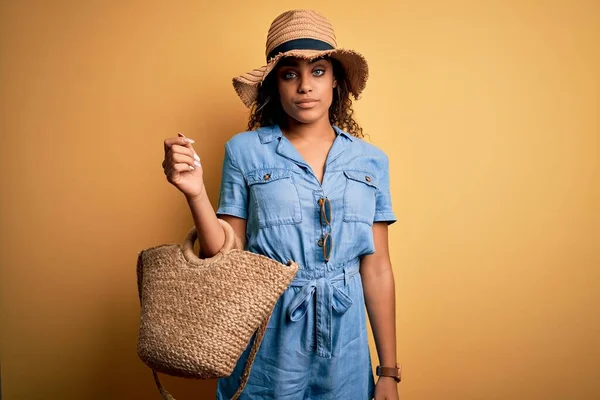 Ung Afrikansk Amerikansk Turist Flicka Semester Bär Sommar Hatt Och — Stockfoto