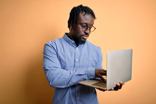 Ung Afrikansk Amerikansk Arbetare Man Som Arbetar Med Bärbar Dator — Stockfoto