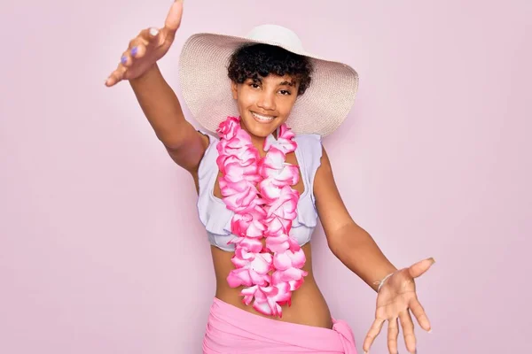 Junge Schöne Afrikanisch Amerikanische Touristin Bikini Und Mit Hawaiianischen Lei — Stockfoto
