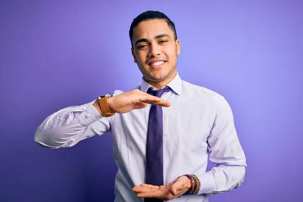 Jovem Empresário Brasileiro Vestindo Gravata Elegante Sobre Fundo Roxo Isolado — Fotografia de Stock