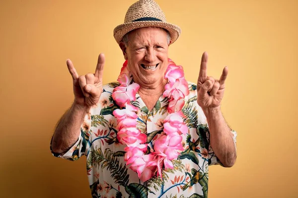 Ősz Hajú Idős Férfi Nyári Kalapban Hawaii Lej Sárga Háttér — Stock Fotó