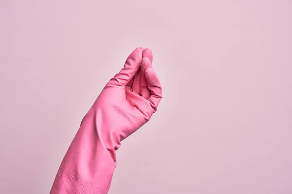 Mão Homem Jovem Caucasiano Com Luva Limpeza Sobre Fundo Rosa — Fotografia de Stock