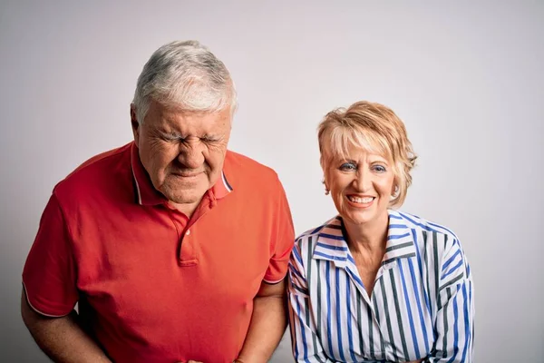 Senior Vackra Par Står Tillsammans Över Isolerad Vit Bakgrund Med — Stockfoto