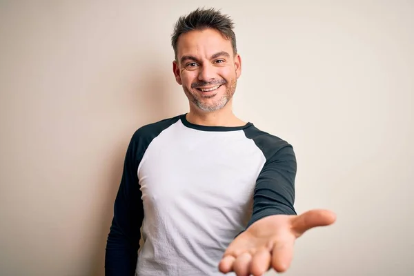 Ein Junger Gutaussehender Mann Lässigem Shirt Steht Vor Isoliertem Weißem — Stockfoto