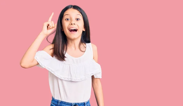 Hermosa Niña Con Ropa Casual Apuntando Con Dedo Hacia Arriba — Foto de Stock