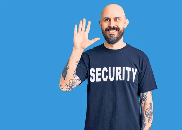 Jovem Homem Bonito Vestindo Segurança Shirt Renúncia Dizendo Olá Feliz — Fotografia de Stock