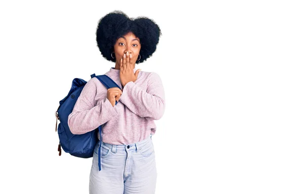 Giovane Ragazza Afroamericana Tenendo Zaino Studente Che Copre Bocca Con — Foto Stock