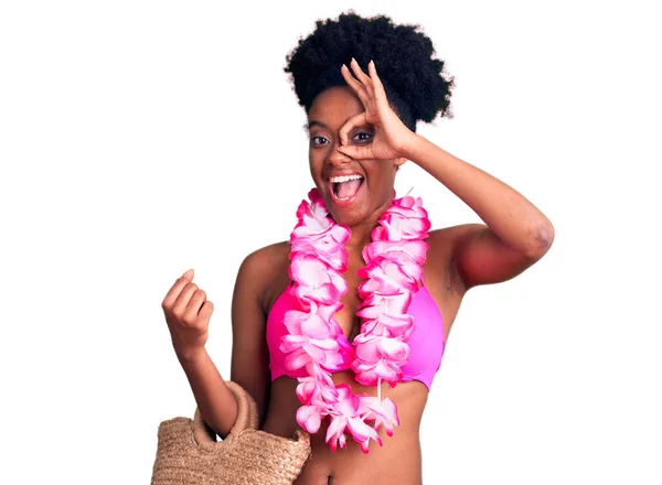 Mladý Africký Americký Žena Sobě Bikiny Hawaiian Lei Usměvavý Šťastný — Stock fotografie