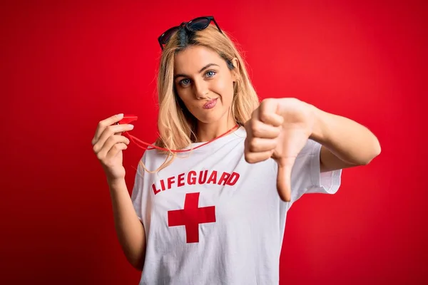 Giovane Bella Donna Bagnino Bionda Indossa Shirt Con Croce Rossa — Foto Stock