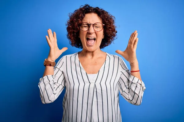 Medioevo Bella Donna Capelli Ricci Indossando Camicia Righe Casual Sfondo — Foto Stock