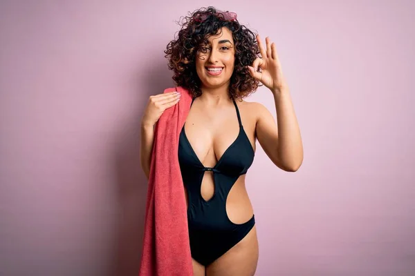 Güzel Kıvırcık Arap Kadın Elinde Plaj Havlusu Tutan Mayo Giyerek — Stok fotoğraf
