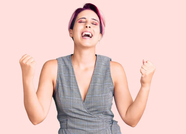 Jovem Mulher Bonita Com Cabelo Rosa Vestindo Roupas Casuais Muito — Fotografia de Stock