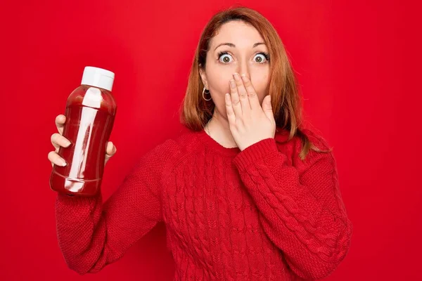 Mooie Roodharige Vrouw Met Fles Ketchup Saus Kruiderij Rode Achtergrond — Stockfoto