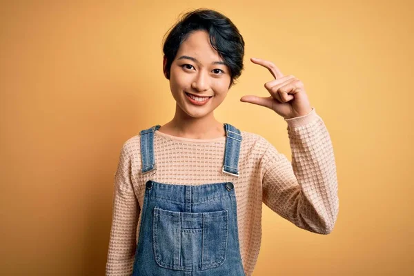 Ung Vacker Asiatisk Flicka Bär Casual Denim Overaller Över Isolerade — Stockfoto