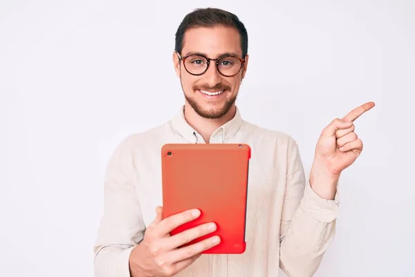 Jovem Homem Bonito Usando Dispositivo Touchpad Sorrindo Feliz Apontando Com — Fotografia de Stock