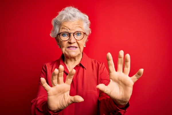 Ältere Schöne Grauhaarige Frau Mit Lässigem Hemd Und Brille Über — Stockfoto