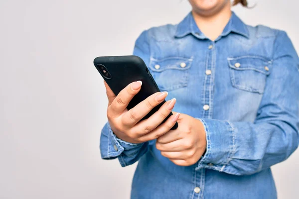 코카서스 여성이 스마트폰을 사용하여 배경으로 대화를 나누고 — 스톡 사진