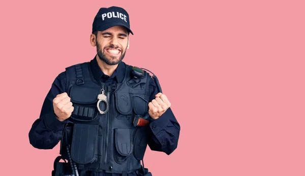 Mladý Pohledný Muž Plnovousem Policejní Uniformě Nadšený Úspěchu Zdviženýma Rukama — Stock fotografie