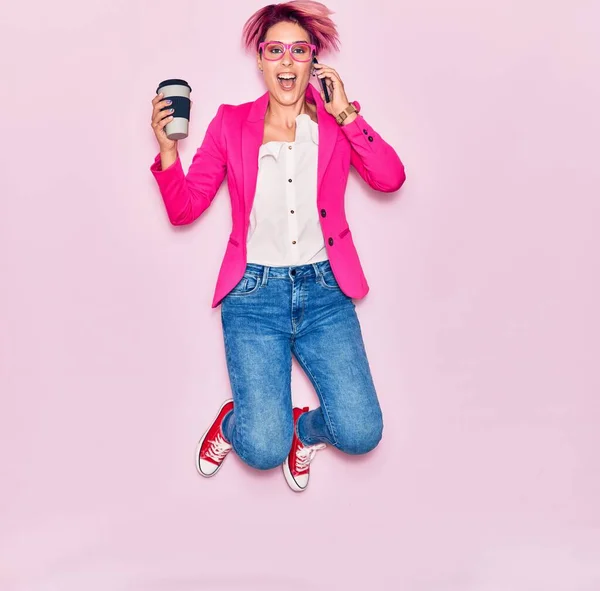 Junge Schöne Geschäftsfrau Mit Rosafarbenen Kurzen Haaren Die Eine Brille — Stockfoto