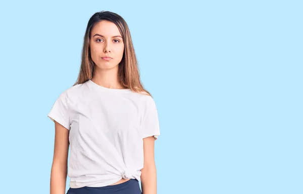 Menina Bonita Nova Vestindo Camisa Casual Com Expressão Séria Rosto — Fotografia de Stock