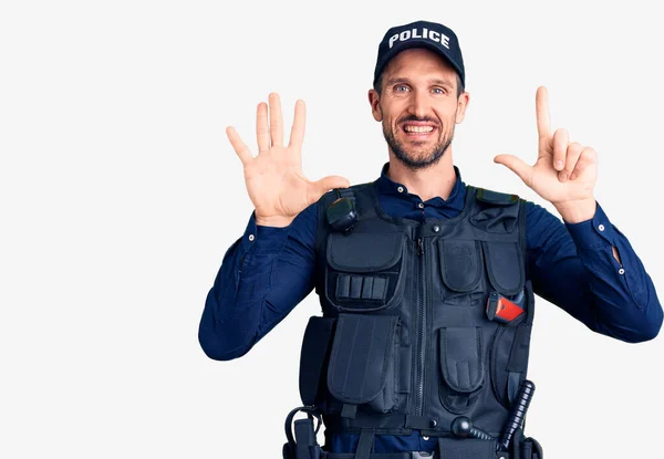 Polis Üniforması Giyen Genç Yakışıklı Adam Yedinci Parmaklarını Gösterip Işaret — Stok fotoğraf