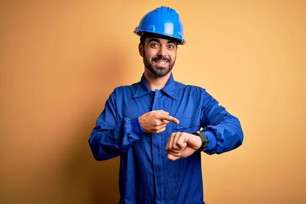 Hombre Mecánico Con Barba Vistiendo Uniforme Azul Casco Seguridad Sobre —  Fotos de Stock