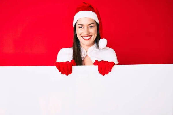 Jonge Vrouw Draagt Kerstman Kostuum Houden Lege Banner Kijken Positief — Stockfoto