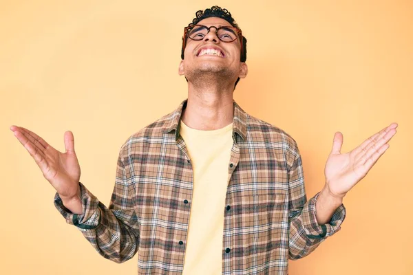 Jonge Knappe Spaanse Man Casual Kleren Glazen Gek Gek Schreeuwen — Stockfoto