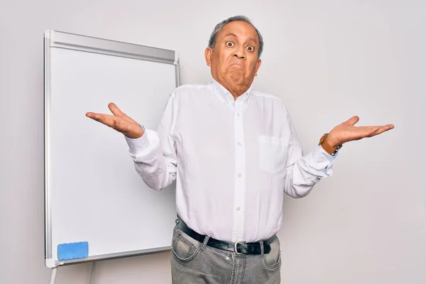 Starszy Przystojny Siwowłosy Biznesmen Robi Prezentację Używając Tablicy Magnetycznej Bez — Zdjęcie stockowe