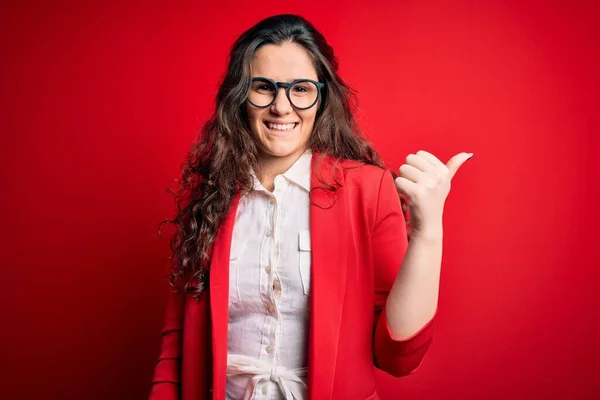 Jonge Mooie Vrouw Met Krullend Haar Dragen Jas Bril Rode — Stockfoto