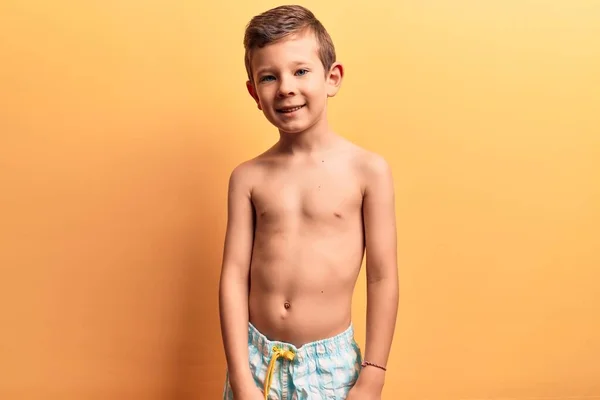 Niño Rubio Lindo Con Traje Baño Con Una Sonrisa Feliz — Foto de Stock