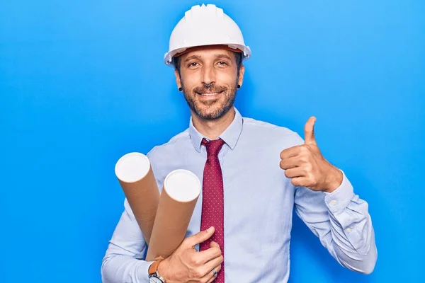 Jovem Homem Bonito Vestindo Arquiteto Hardhat Segurando Modelo Sorrindo Feliz — Fotografia de Stock