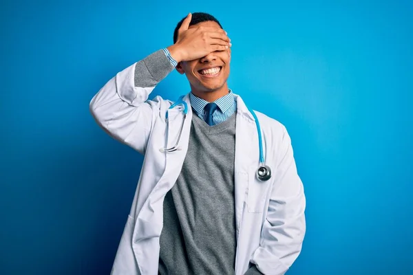 Bonito Médico Afro Americano Vestindo Casaco Estetoscópio Sobre Fundo Azul — Fotografia de Stock