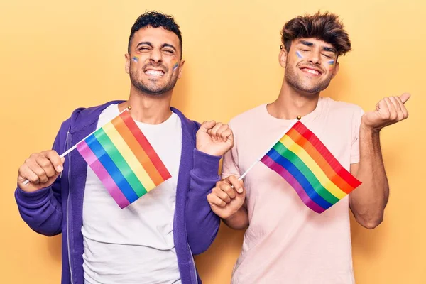 Joven Pareja Gay Sosteniendo Arco Iris Lgbtq Banderas Gritando Orgulloso — Foto de Stock