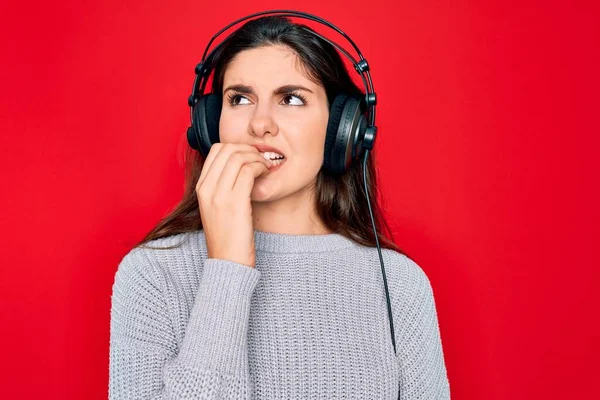 Joven Chica Hermosa Con Auriculares Modernos Escuchando Música Sobre Fondo —  Fotos de Stock