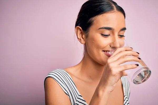 Ung Vacker Brunett Kvinna Ler Glad Och Självsäker Stående Med — Stockfoto